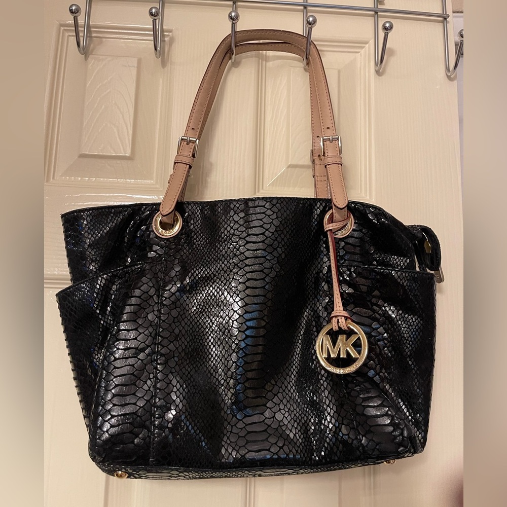 Micheal Kors beautiful black purse